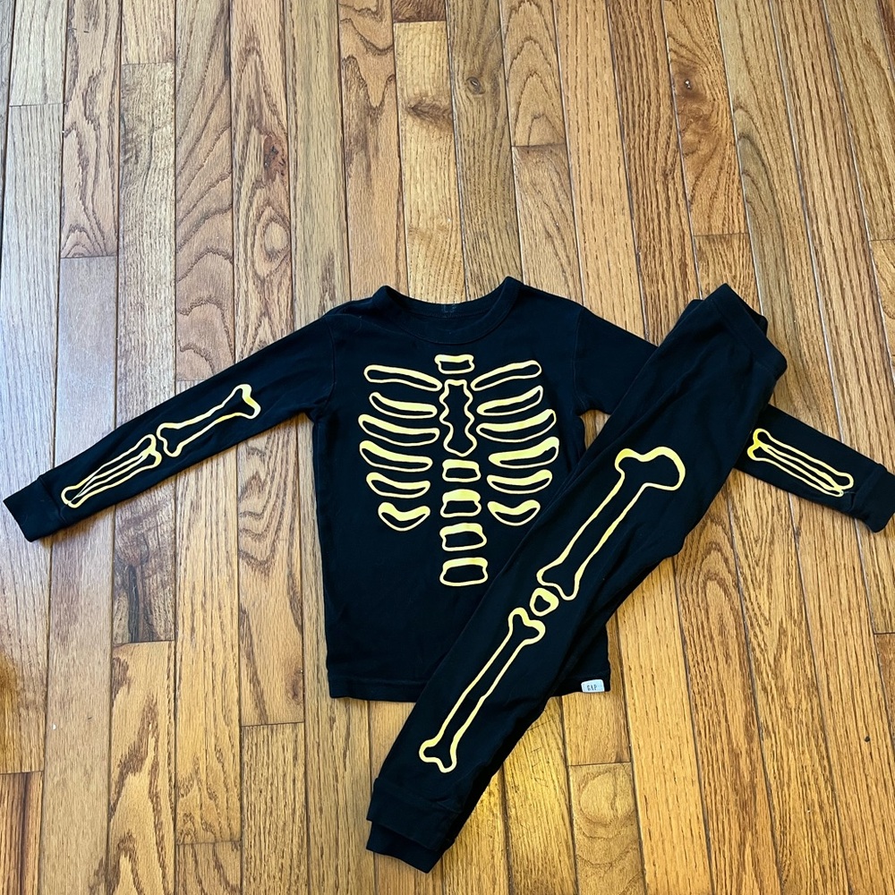 Skeleton pajamas 🎃 4t